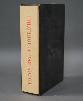un vieux livre posé sur une table à côté d'un fond gris