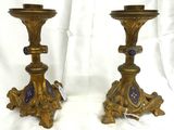 paire de bougeoirs anciens en laiton, ornés de motifs bleus et dorés