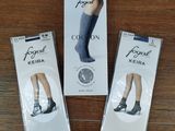 trois paires de chaussettes sont posées les unes à côté des autres sur une table