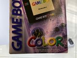 une Game Boy dans sa boîte, exposée dans un magasin