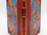un livre rouge avec une bordure dorée et une couverture rouge