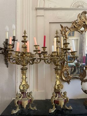 Des bougies sont allumées sur une table placée devant un miroir dans une pièce