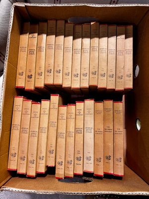 une boîte remplie de livres posée sur un canapé