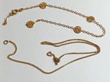 un gros plan d'une chaîne en or ornée d'une croix