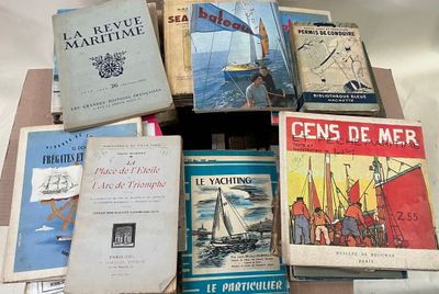 plusieurs livres sont empilés sur une table