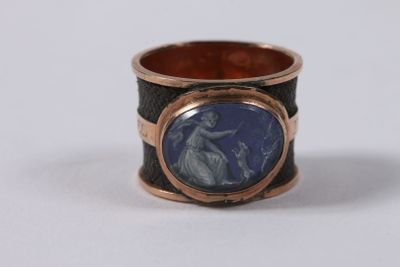 une photo d'une bague sur laquelle figure le portrait d'une femme