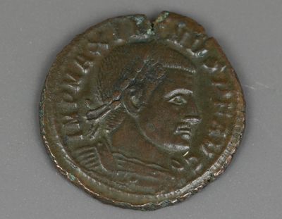 une vieille pièce sur laquelle figure le visage d'une femme