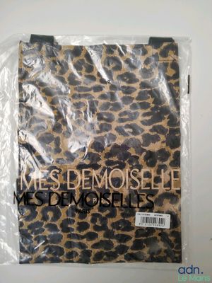 un gros plan d'un sac orné d'un imprimé léopard