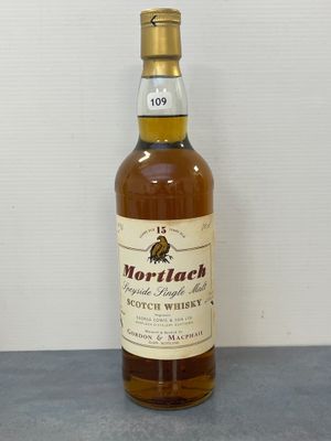une bouteille de whisky écossais Morttach posée sur une table
