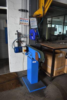 une machine posée sur une table dans une pièce