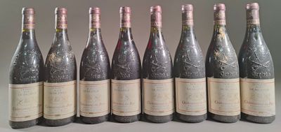 six bouteilles de vin sont alignées sur une table