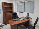 un bureau avec un ordinateur portable et une chaise dans une pièce