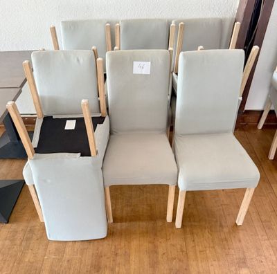 de nombreuses chaises alignées sur le sol