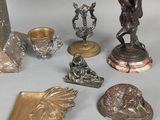 un grand nombre d'objets posés sur une table