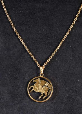 un collier en or orné d'un cheval et d'un cavalier