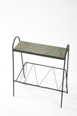 un banc sur lequel se trouve un porte-revues, dans la neige