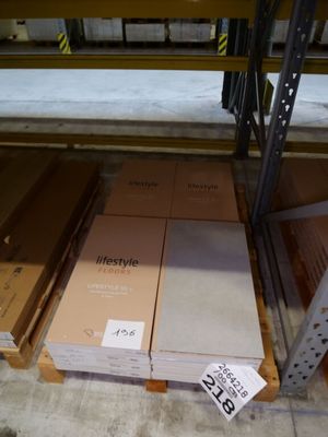 un grand nombre de boîtes posées sur une palette