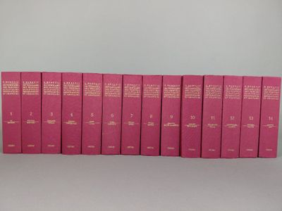 six livres roses alignés les uns à côté des autres sur une surface blanche