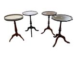un ensemble de trois petites tables avec un plateau en verre