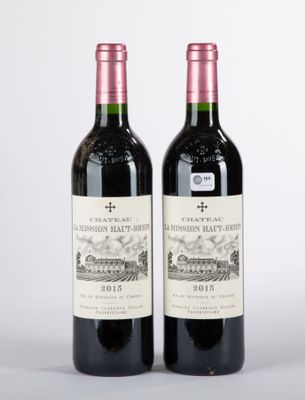 deux bouteilles de vin posées l'une à côté de l'autre sur une table