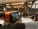 une radio orange et noire posée sur une table