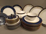 beaucoup d'assiettes et de bols sur la table