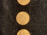 trois pièces d'or sur un tissu noir