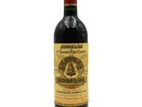 une bouteille de vin posée sur une table