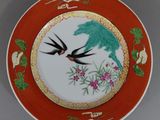 une assiette avec un oiseau et des fleurs