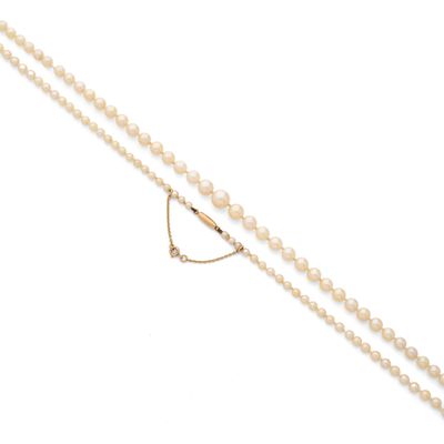 un gros plan sur un collier de perles orné d'un pendentif en forme de cœur