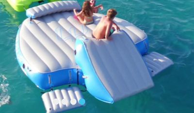 deux filles assises sur un radeau gonflable dans l'eau