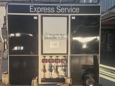 une image représentant une machine garée devant un bâtiment