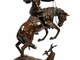 statue en bronze représentant un cow-boy à cheval, muni d'un lasset