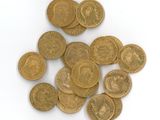 une pile de pièces d'or sur une surface blanche