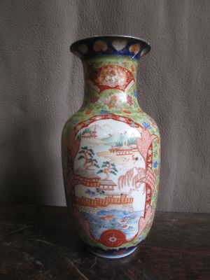 Vase en porcelaine polychrome, à décor de paysages et fleurs - Japon,  - Photo 1