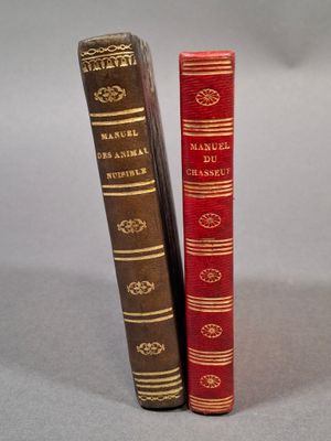 deux livres posés l'un à côté de l'autre sur une table