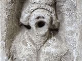 une statue d'un homme avec un chapeau sur la tête