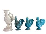 trois vases placés l'un à côté de l'autre sur une table