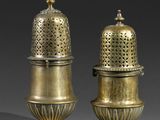 paire de salières et poivrières anciennes en laiton