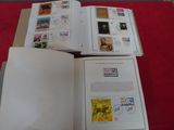beaucoup de timbres sur les pages d'un livre