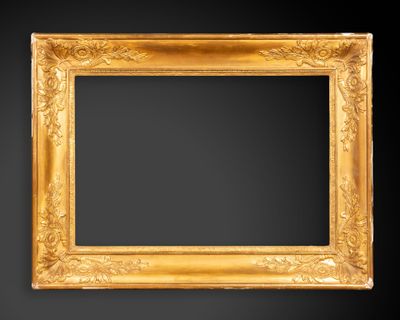 CADRE en bois et pâte doré, à profil de doucine et décor de …
