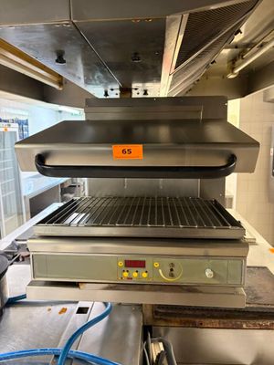 une photo d'une cuisine professionnelle équipée d'appareils en acier inoxydable et d'une cuisinière