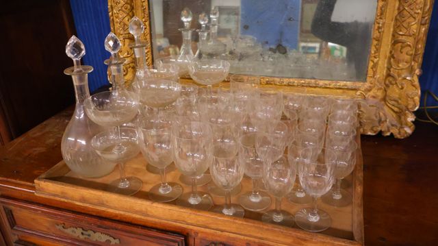Partie de service de verres en cristal comprenant : 3 carafes ave...