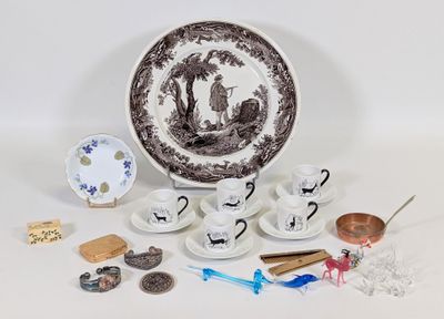 un grand nombre d'objets posés sur la table