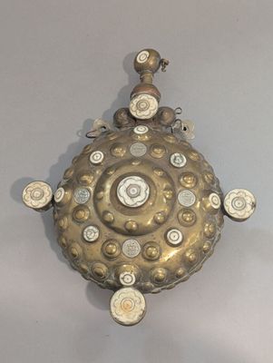 un objet métallique posé sur une table