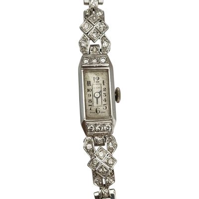 une montre-bracelet de femme ornée de diamants