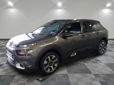 La nouvelle Citroën est garée dans le showroom du showroom