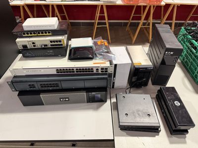 de nombreux appareils électroniques posés sur une table dans une pièce