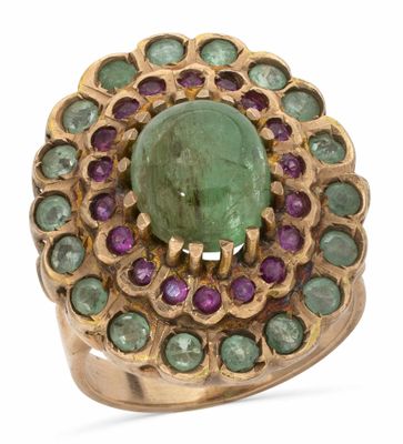 une image représentant une bague ornée d'une pierre verte entourée de pierres violettes et vertes