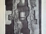 un dessin en noir et blanc représentant une croix sur un mur